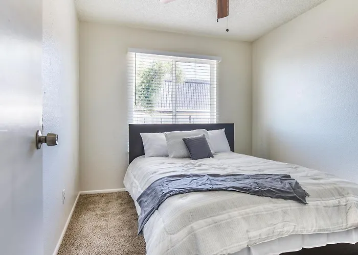 Cozy 3br House Near Attractions & Shopping Apartment